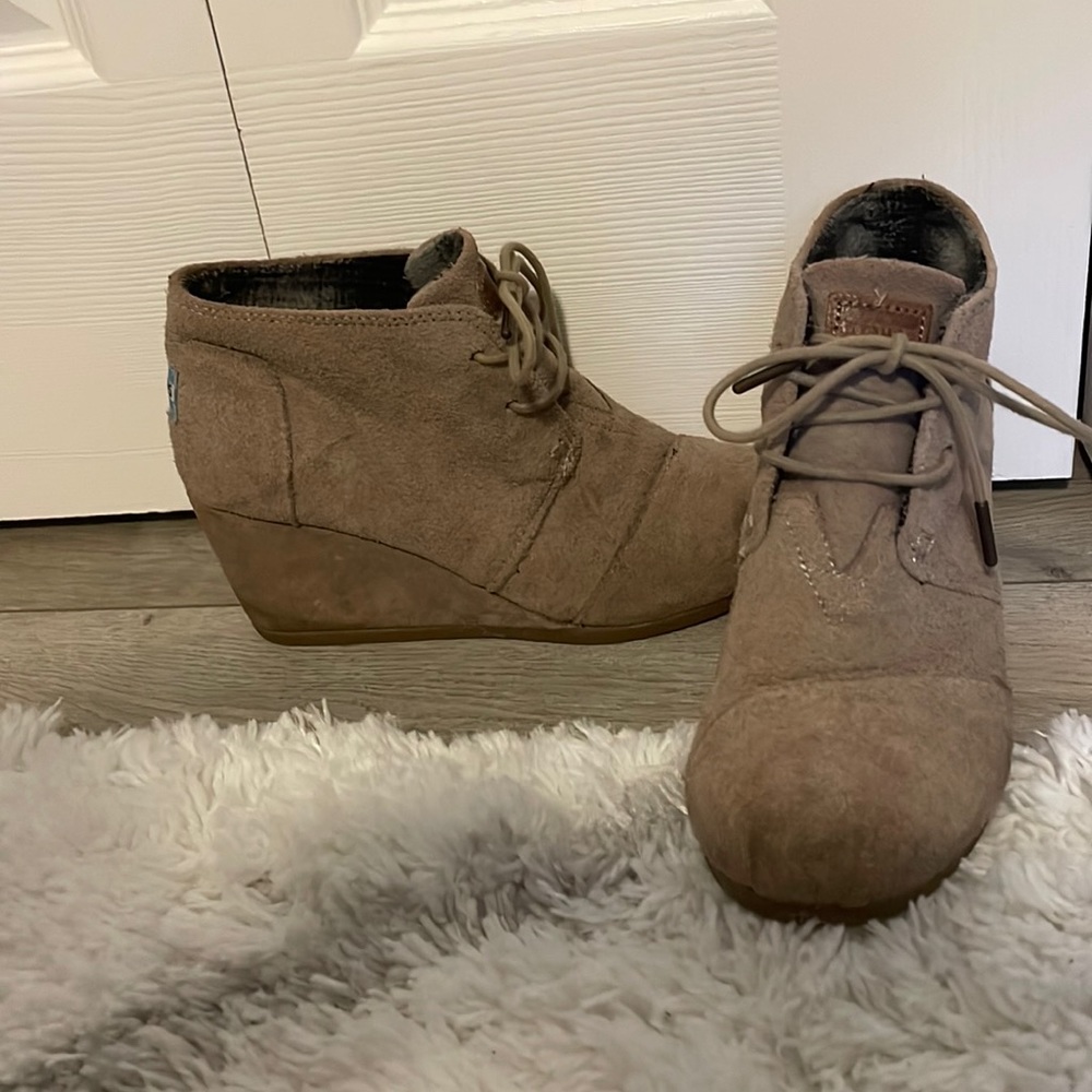 6.5 tom suede wedges